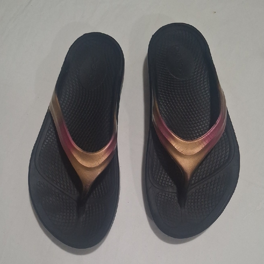 OOFOS Black and Gold Women's Sandals Size 8